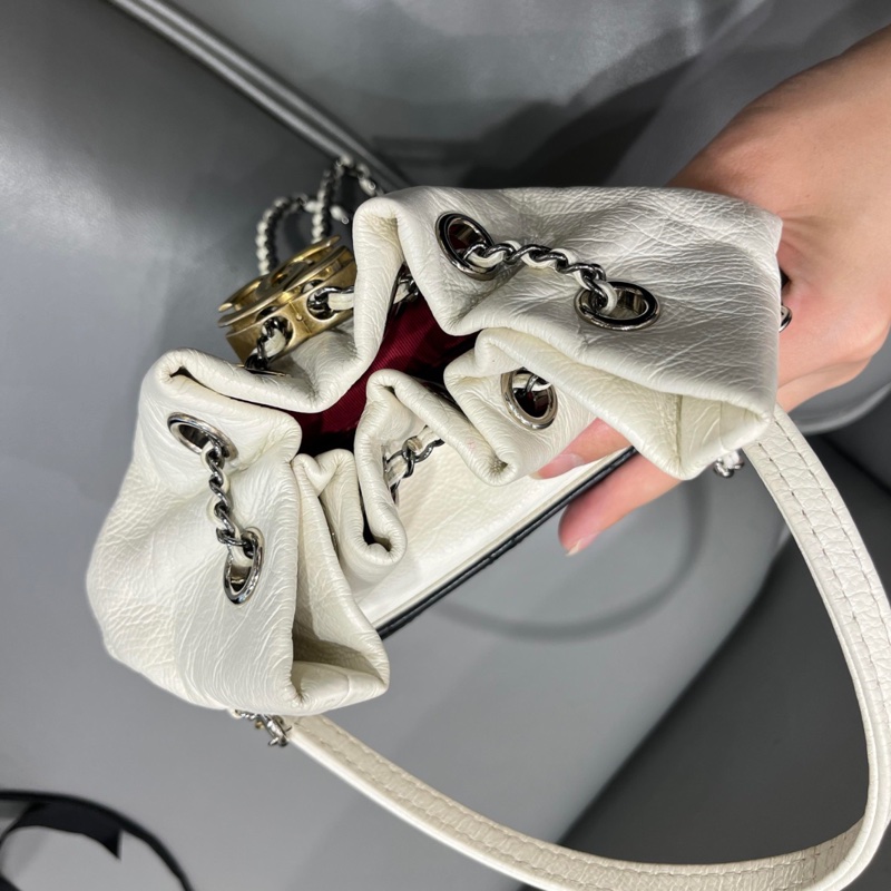 Chanel 香奈兒限量秀款Gabrielle黑白拼色抽繩流浪小水桶-1