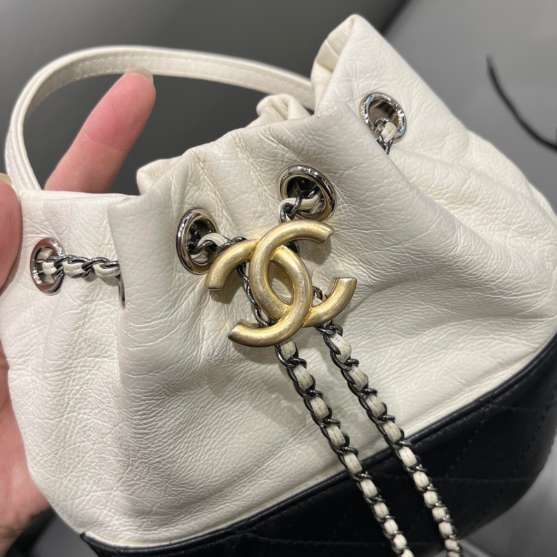 Chanel 香奈兒限量秀款Gabrielle黑白拼色抽繩流浪小水桶-3