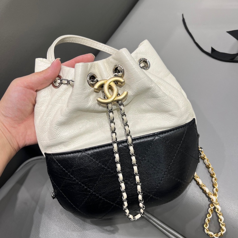 Chanel 香奈兒限量秀款Gabrielle黑白拼色抽繩流浪小水桶-4