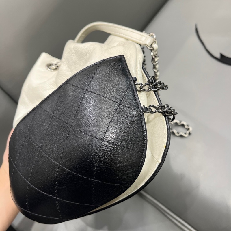 Chanel 香奈兒限量秀款Gabrielle黑白拼色抽繩流浪小水桶-5