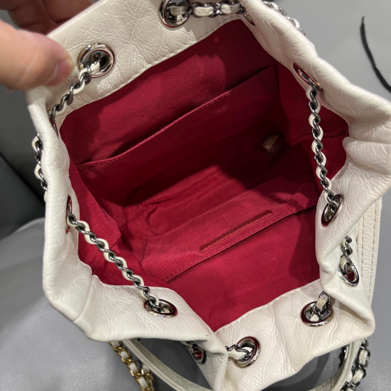 Chanel 香奈兒限量秀款Gabrielle黑白拼色抽繩流浪小水桶-6