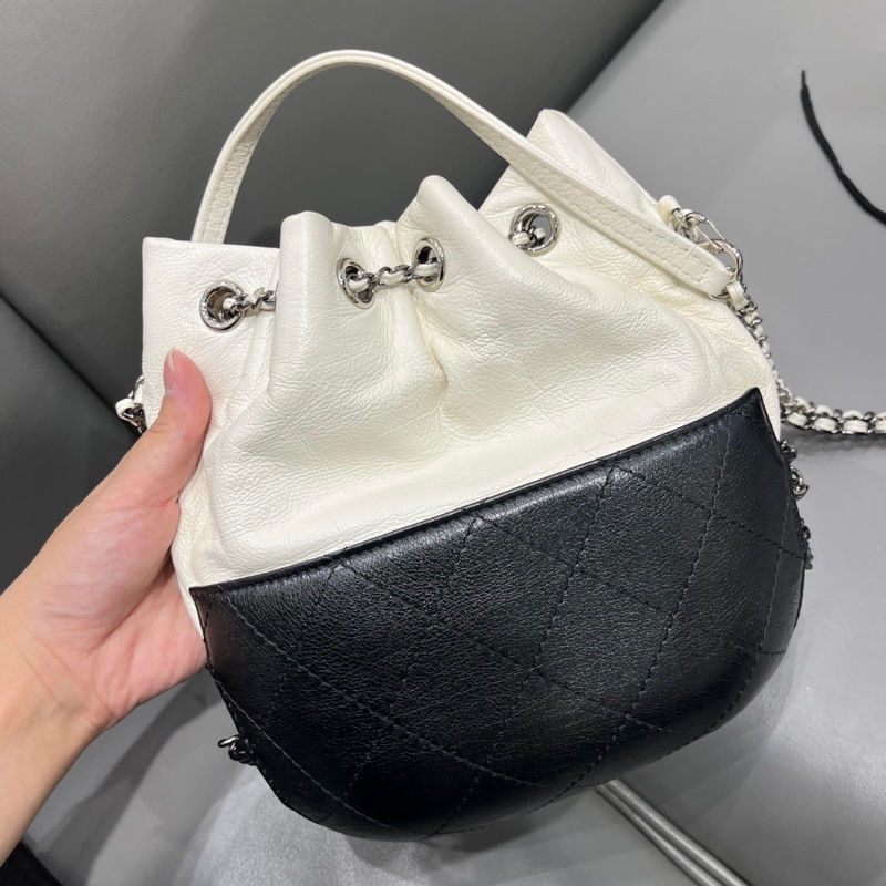 Chanel 香奈兒限量秀款Gabrielle黑白拼色抽繩流浪小水桶-8