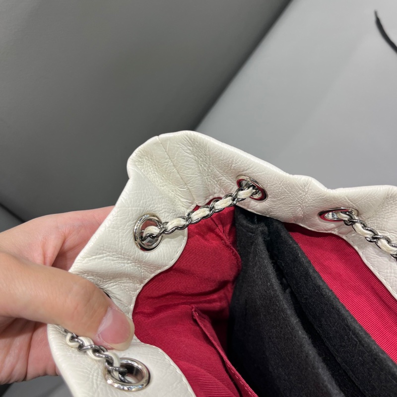 Chanel 香奈兒限量秀款Gabrielle黑白拼色抽繩流浪小水桶-9