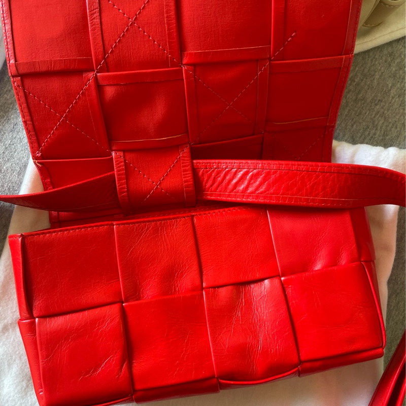 Bottega Veneta cassette belt bag 蕃茄紅 腰包 斜背包 肩背包 BV 八格 油蠟皮-1