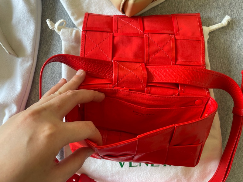 Bottega Veneta cassette belt bag 蕃茄紅 腰包 斜背包 肩背包 BV 八格 油蠟皮-3