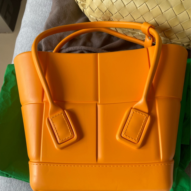 Bottega Veneta arco rubber mini tote tangerine mate 鮮橙橘 手提袋 手提包 海邊包包 防水包包-0