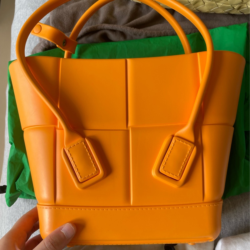Bottega Veneta arco rubber mini tote tangerine mate 鮮橙橘 手提袋 手提包 海邊包包 防水包包-2