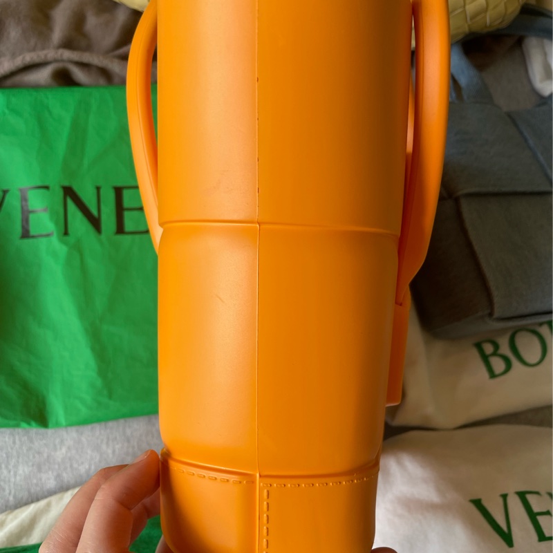 Bottega Veneta arco rubber mini tote tangerine mate 鮮橙橘 手提袋 手提包 海邊包包 防水包包-3