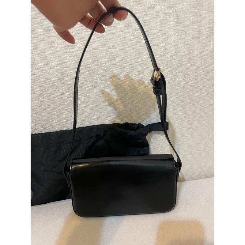 Celine Triomphe 黑色皮革凱旋門腋下包CLAUDE亮澤牛皮革肩揹袋-1