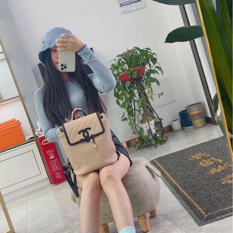 香奈兒 CHANEL荔枝牛皮米拼黑 磁釦束繩 小號雙肩背包 金釦 ⭕️膠膜幾乎未撕⭕️99新未使用收藏品⭕️-4