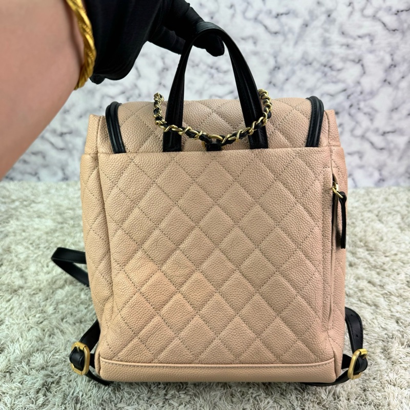 香奈兒 CHANEL荔枝牛皮米拼黑 磁釦束繩 小號雙肩背包 金釦 ⭕️膠膜幾乎未撕⭕️99新未使用收藏品⭕️-8