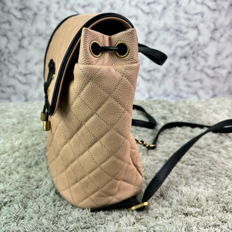 香奈兒 CHANEL荔枝牛皮米拼黑 磁釦束繩 小號雙肩背包 金釦 ⭕️膠膜幾乎未撕⭕️99新未使用收藏品⭕️-9