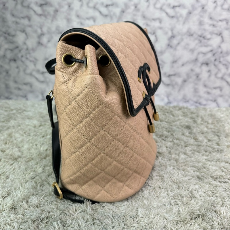 香奈兒 CHANEL荔枝牛皮米拼黑 磁釦束繩 小號雙肩背包 金釦 ⭕️膠膜幾乎未撕⭕️99新未使用收藏品⭕️-10