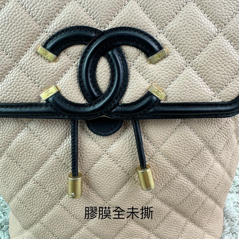 香奈兒 CHANEL荔枝牛皮米拼黑 磁釦束繩 小號雙肩背包 金釦 ⭕️膠膜幾乎未撕⭕️99新未使用收藏品⭕️-16