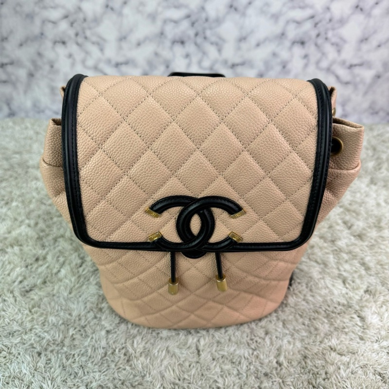 香奈兒 CHANEL荔枝牛皮米拼黑 磁釦束繩 小號雙肩背包 金釦 ⭕️膠膜幾乎未撕⭕️99新未使用收藏品⭕️-17