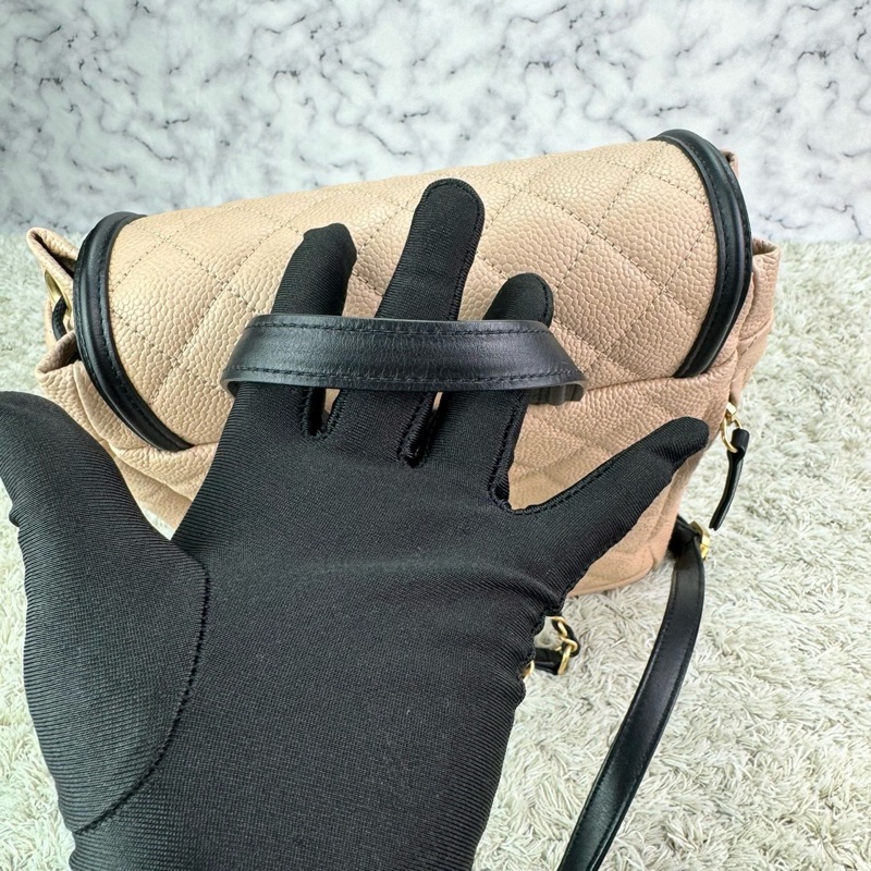 香奈兒 CHANEL荔枝牛皮米拼黑 磁釦束繩 小號雙肩背包 金釦 ⭕️膠膜幾乎未撕⭕️99新未使用收藏品⭕️-18