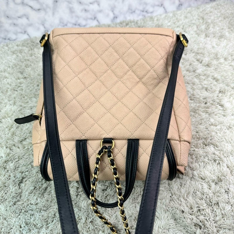 香奈兒 CHANEL荔枝牛皮米拼黑 磁釦束繩 小號雙肩背包 金釦 ⭕️膠膜幾乎未撕⭕️99新未使用收藏品⭕️-19