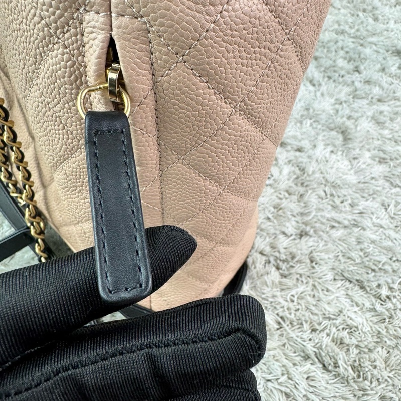 香奈兒 CHANEL荔枝牛皮米拼黑 磁釦束繩 小號雙肩背包 金釦 ⭕️膠膜幾乎未撕⭕️99新未使用收藏品⭕️-21