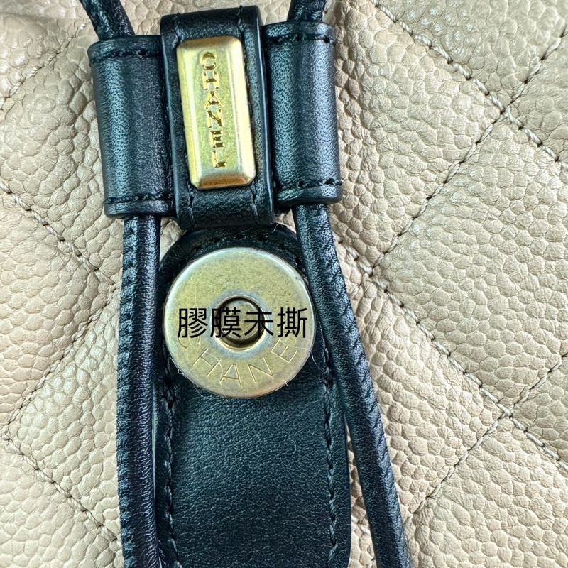 香奈兒 CHANEL荔枝牛皮米拼黑 磁釦束繩 小號雙肩背包 金釦 ⭕️膠膜幾乎未撕⭕️99新未使用收藏品⭕️-22