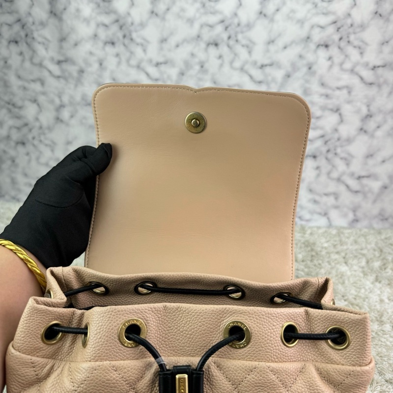 香奈兒 CHANEL荔枝牛皮米拼黑 磁釦束繩 小號雙肩背包 金釦 ⭕️膠膜幾乎未撕⭕️99新未使用收藏品⭕️-23