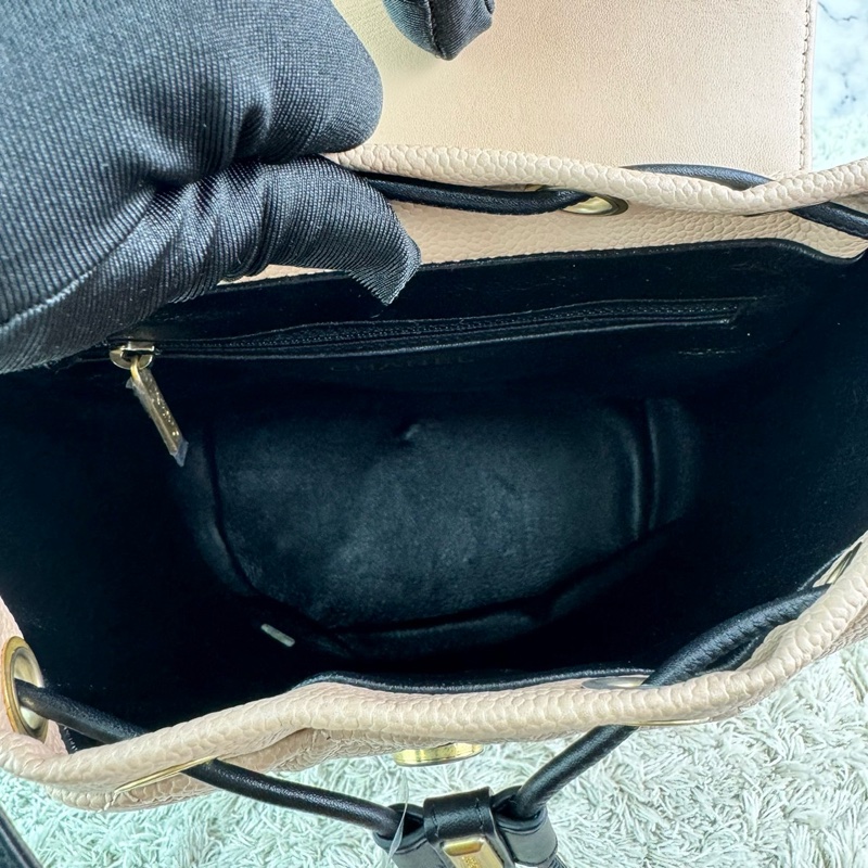 香奈兒 CHANEL荔枝牛皮米拼黑 磁釦束繩 小號雙肩背包 金釦 ⭕️膠膜幾乎未撕⭕️99新未使用收藏品⭕️-26