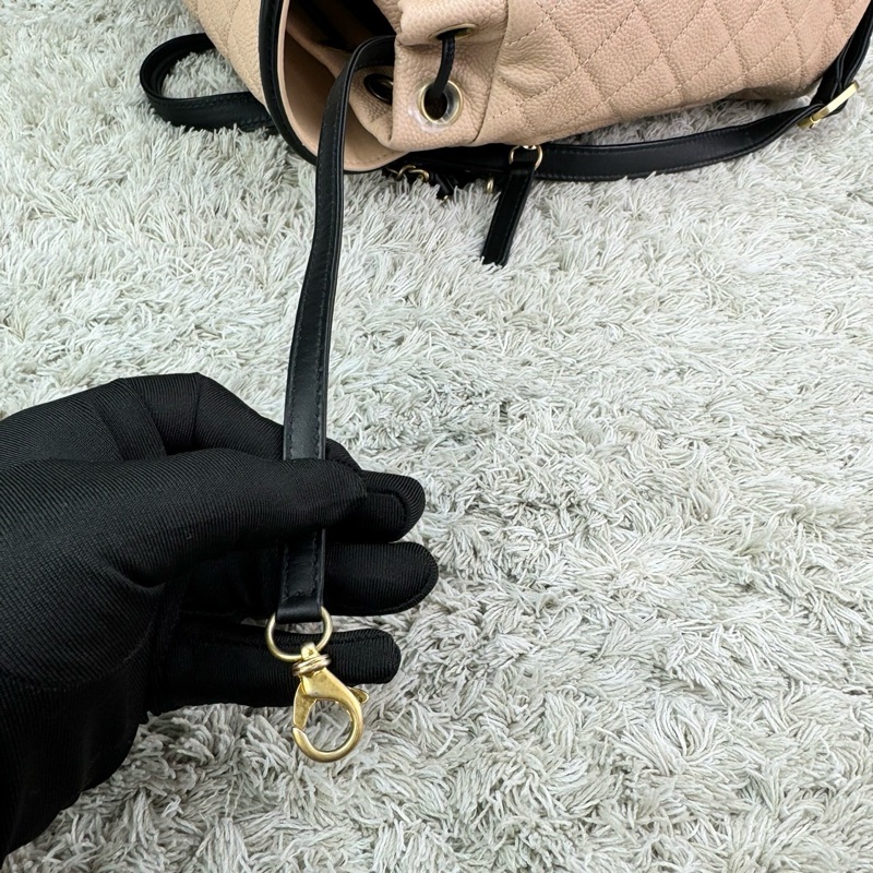 香奈兒 CHANEL荔枝牛皮米拼黑 磁釦束繩 小號雙肩背包 金釦 ⭕️膠膜幾乎未撕⭕️99新未使用收藏品⭕️-28