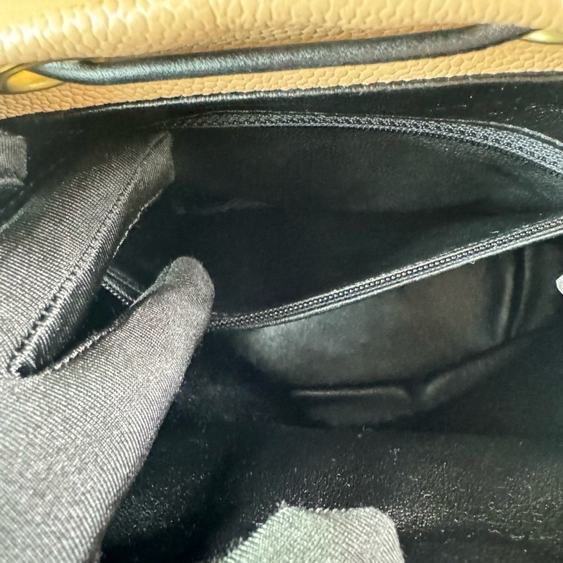 香奈兒 CHANEL荔枝牛皮米拼黑 磁釦束繩 小號雙肩背包 金釦 ⭕️膠膜幾乎未撕⭕️99新未使用收藏品⭕️-29