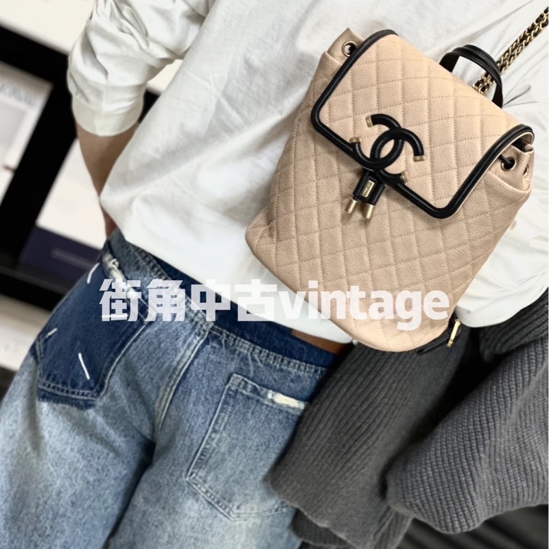 香奈兒 CHANEL荔枝牛皮米拼黑 磁釦束繩 小號雙肩背包 金釦 ⭕️膠膜幾乎未撕⭕️99新未使用收藏品⭕️-31