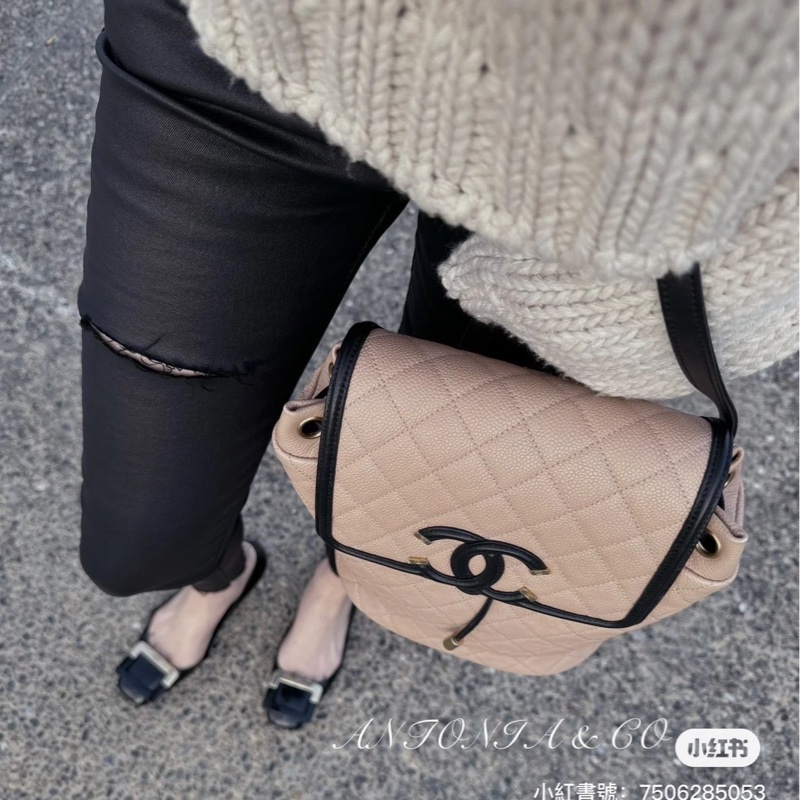 香奈兒 CHANEL荔枝牛皮米拼黑 磁釦束繩 小號雙肩背包 金釦 ⭕️膠膜幾乎未撕⭕️99新未使用收藏品⭕️-32