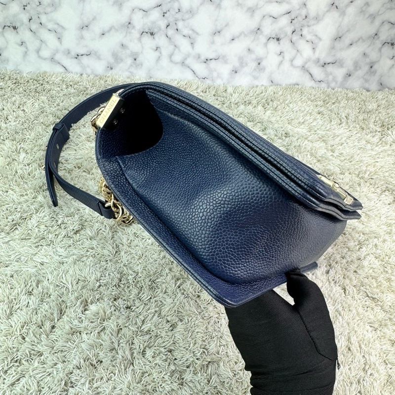 香奈兒 CHANEL 經典系列 BOY 25 荔枝牛皮 海軍藍 淡金釦-16