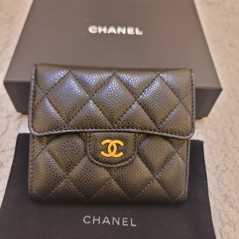 🎊七夕優惠🎊 CHANEL香奈兒 經典雙C金色LOGO菱格紋荔枝紋牛皮短夾-1