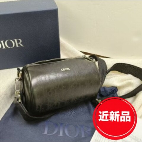 ✈️老闆出國不在‼️狂降甜價至4/5（原42800）【9成新】㊣✨Christian Dior✨(附盒/台灣購證)迪奧 CD 黑色 雷射雕紋 老花 圓筒包 桶包 肩背包 斜背包/二手包/保證正品🌳二手樹屋🌳