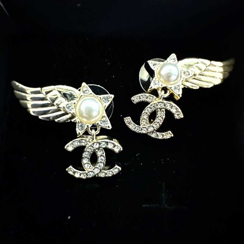 【美收精品】不對稱翅膀五角星珍珠吊雙C鑲鑽耳環 88-710-0