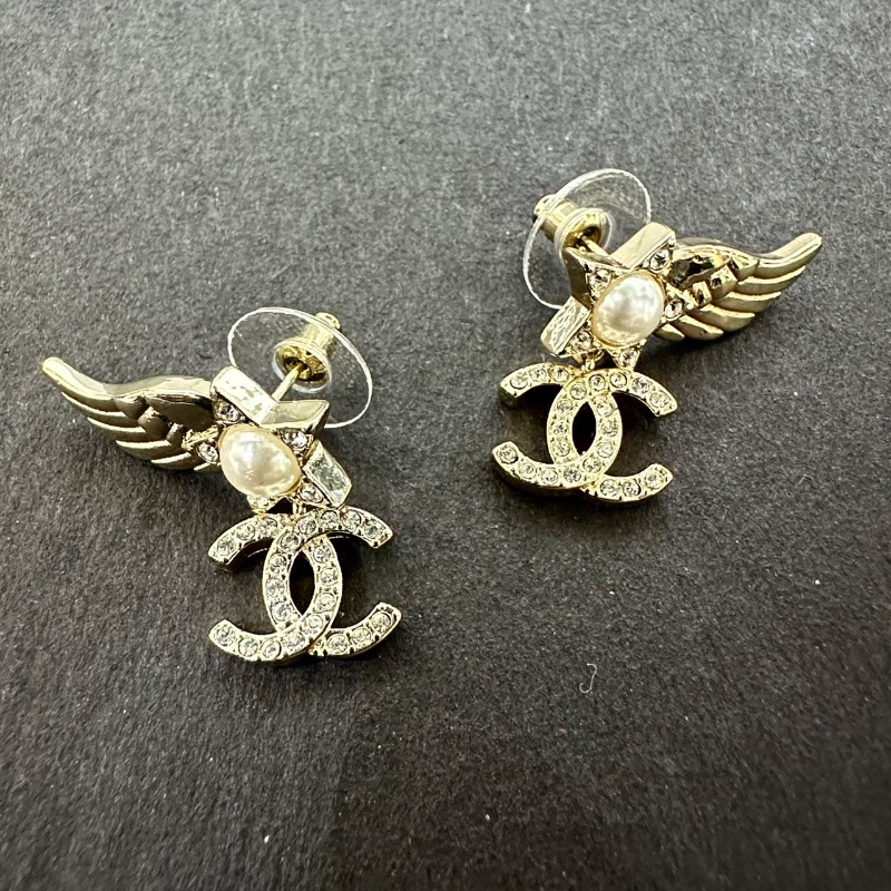 【美收精品】不對稱翅膀五角星珍珠吊雙C鑲鑽耳環 88-710-1