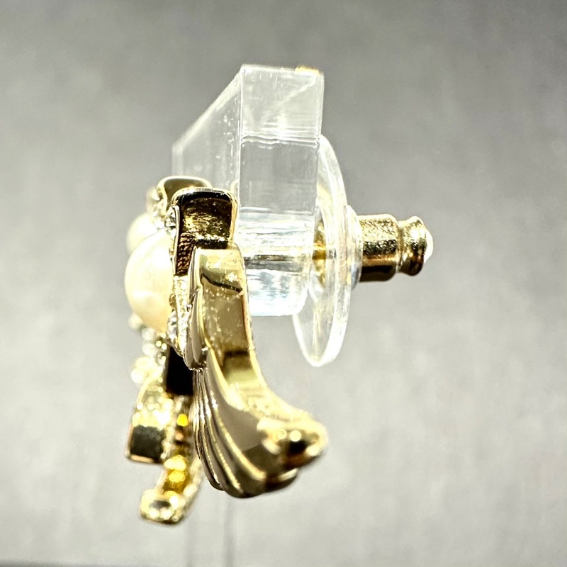 【美收精品】不對稱翅膀五角星珍珠吊雙C鑲鑽耳環 88-710-2