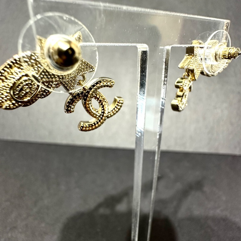 【美收精品】不對稱翅膀五角星珍珠吊雙C鑲鑽耳環 88-710-3