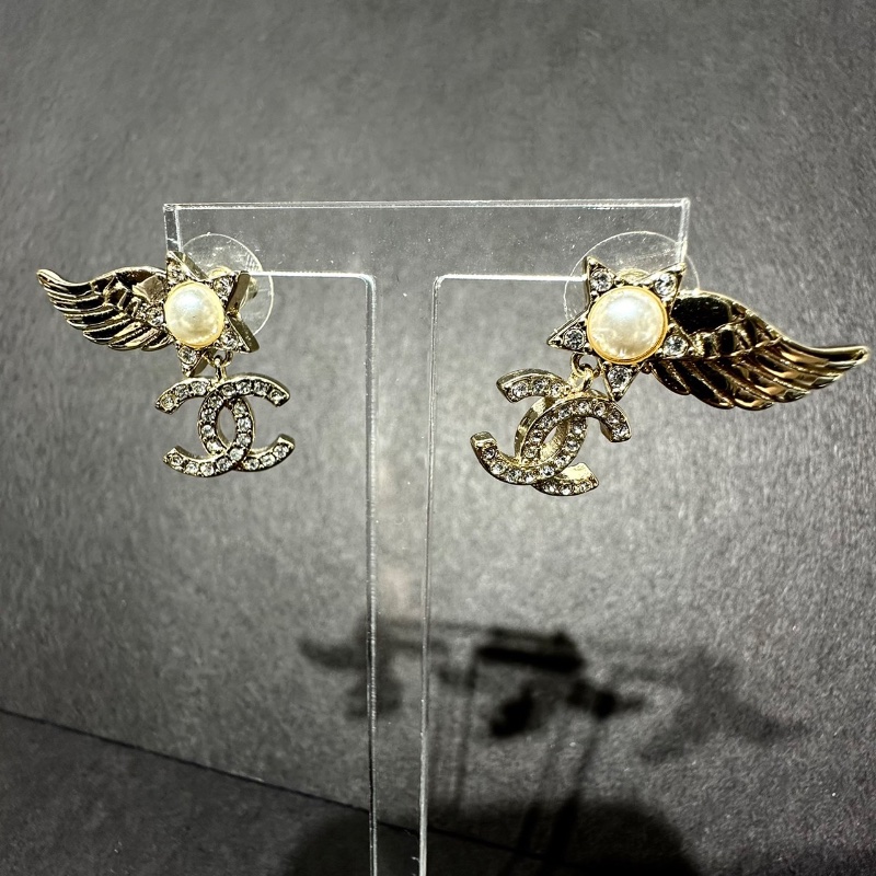 【美收精品】不對稱翅膀五角星珍珠吊雙C鑲鑽耳環 88-710-4
