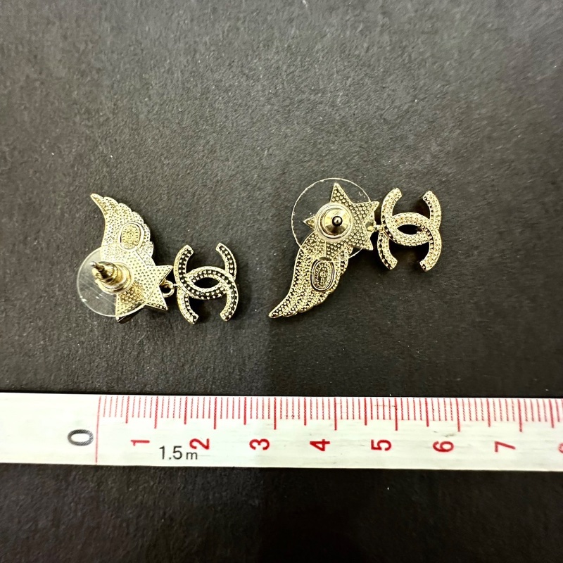 【美收精品】不對稱翅膀五角星珍珠吊雙C鑲鑽耳環 88-710-5