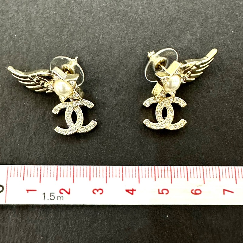 【美收精品】不對稱翅膀五角星珍珠吊雙C鑲鑽耳環 88-710-6