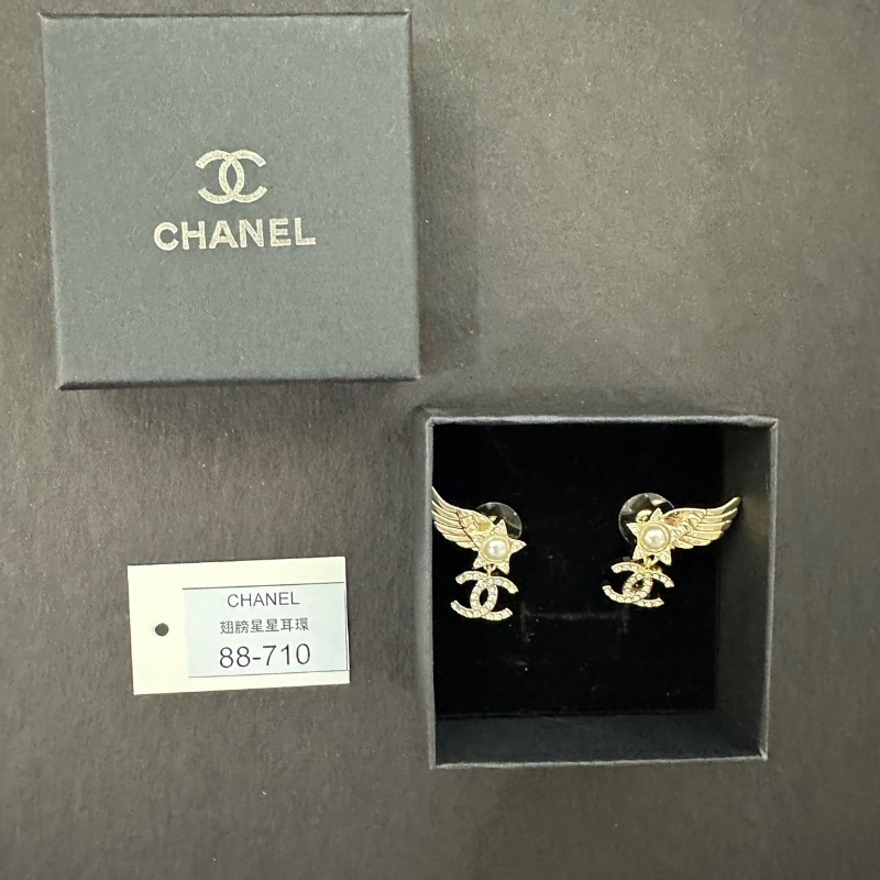 【美收精品】不對稱翅膀五角星珍珠吊雙C鑲鑽耳環 88-710-7