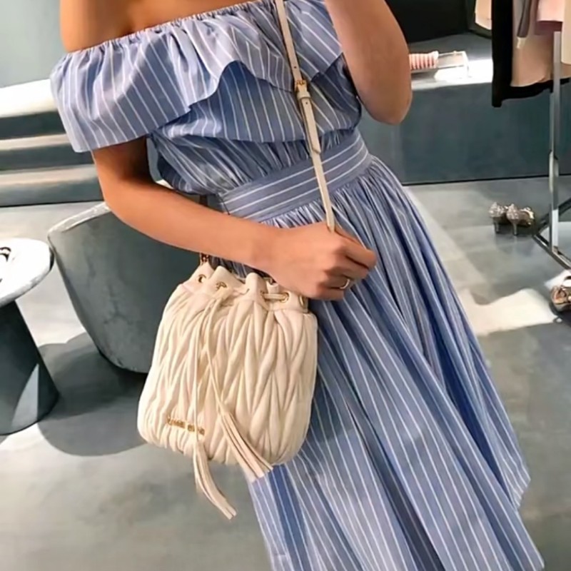 miumiu 水桶包 (白)-3