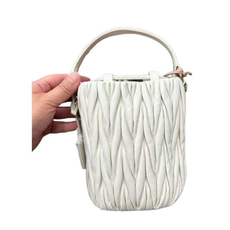 miumiu 水桶包 (白)-10