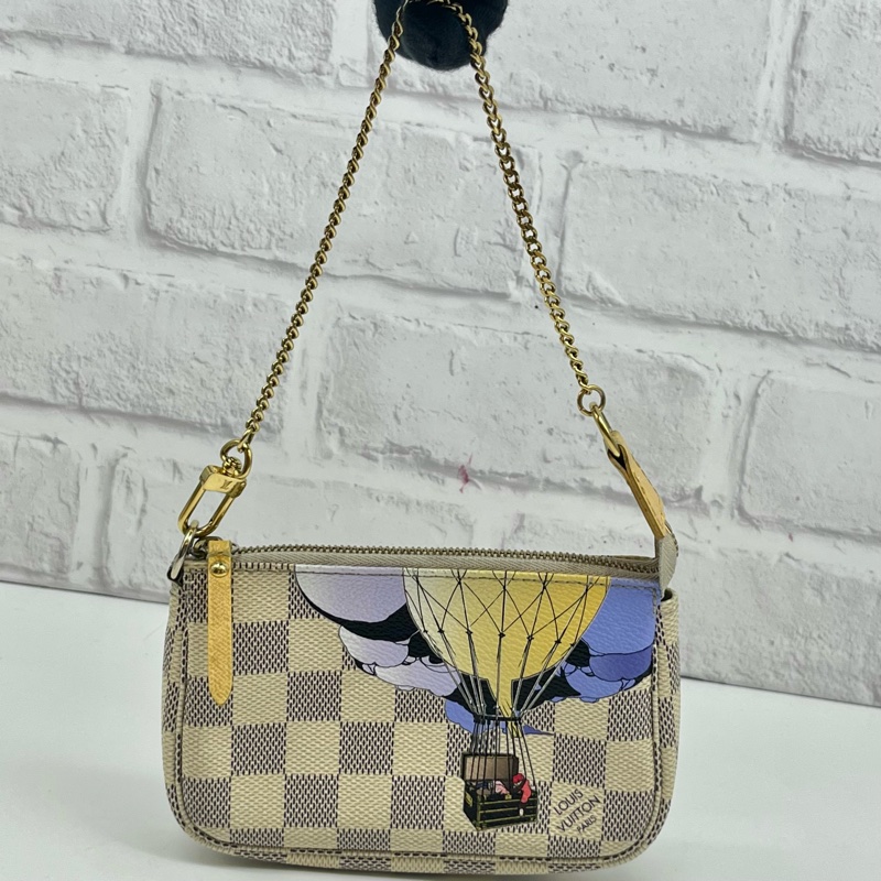 LOUIS VUITTON LV 路易威登 DAMIER AZUR MINI POCHETTE 白棋盤格 手繪熱氣球圖案金鏈小包 附肩背帶-0