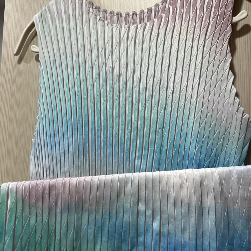 三宅一生ISSEY MIYAKE 瀰漫弦褶漸變魚鱗洋裝-10