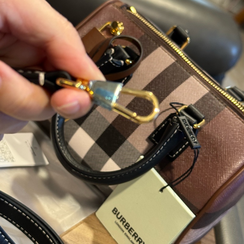 全新2024新品 Burberry 迷你格紋波士頓包保齡球包 深樺木棕-17