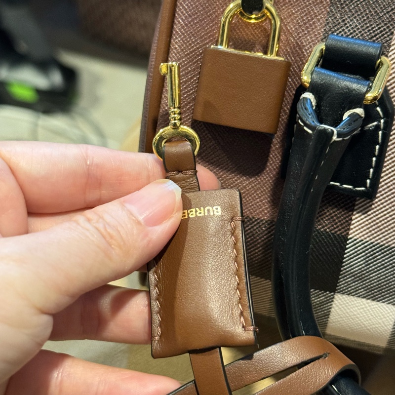 全新2024新品 Burberry 迷你格紋波士頓包保齡球包 深樺木棕-23