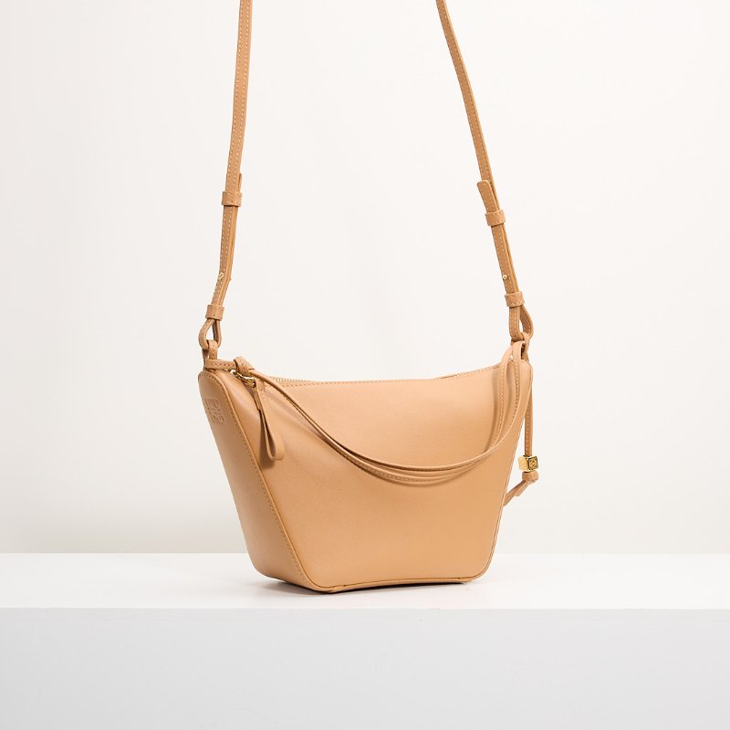 Loewe hammock hobo暖沙色-2