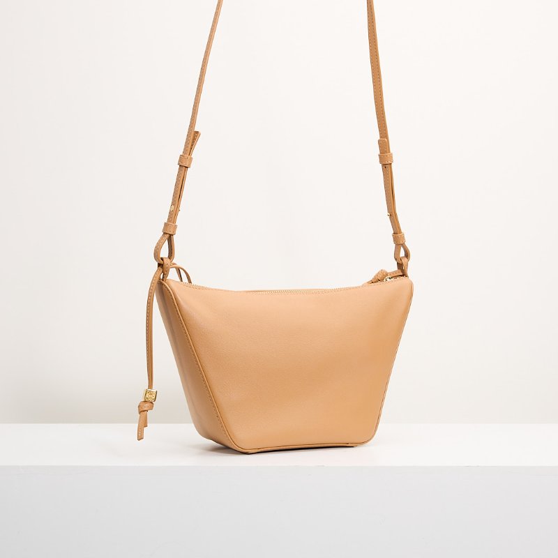 Loewe hammock hobo暖沙色-4