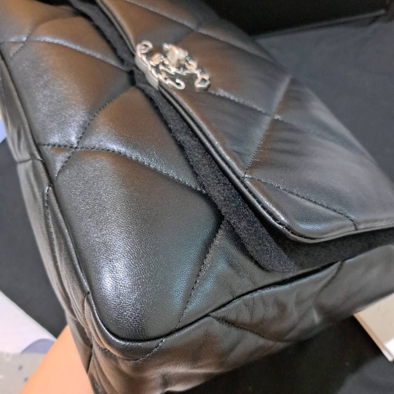 Chanel 19 黑色銀釦中號口蓋包-11