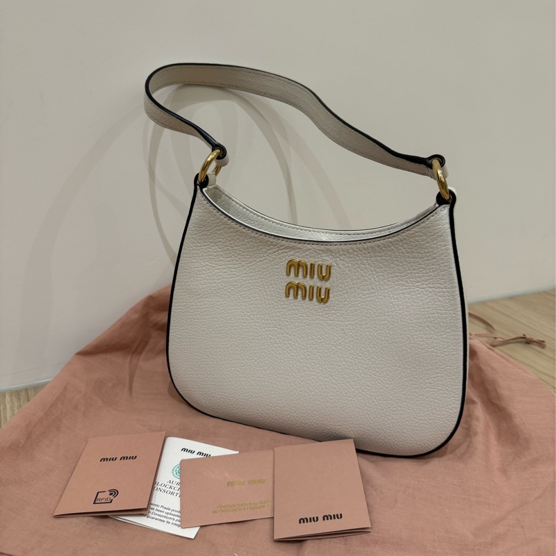 MIU MIU Hobo肩夾包白皮金字9成新-0